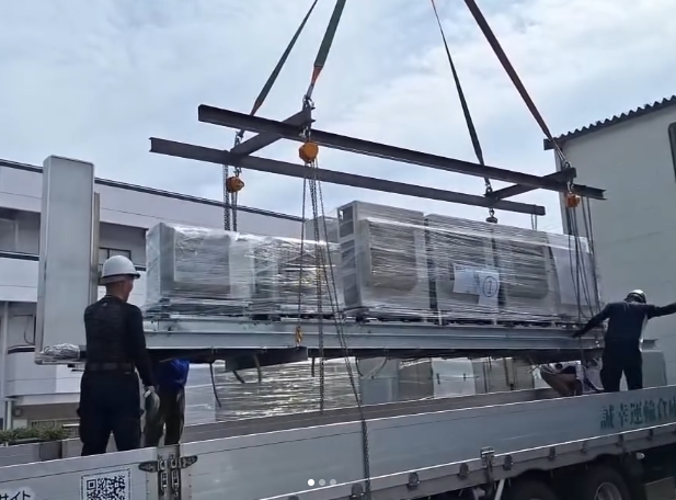 クレーンでの搬入作業