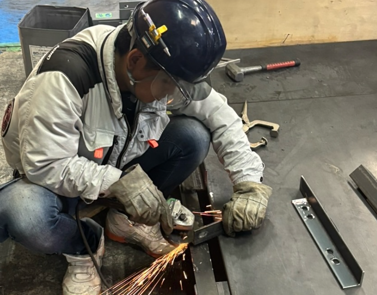 工場での加工作業